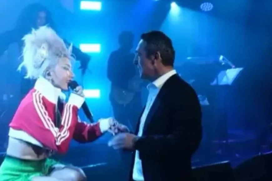 Ali Koç Sahnede: Hande Yener ile Şarkı Söyledi