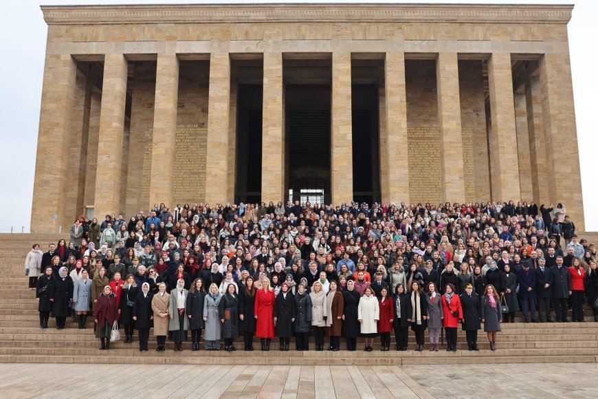 Bakan Göktaş, Türk Kadınına Seçme ve Seçilme Hakkı Verilmesinin 90. Yıl Dönümünde Anıtkabir'i Ziyaret Etti