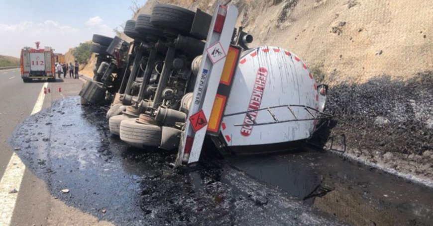 Şanlıurfa’da Devrilen Tankerden Binlerce Litre Akaryakıt Yola Döküldü