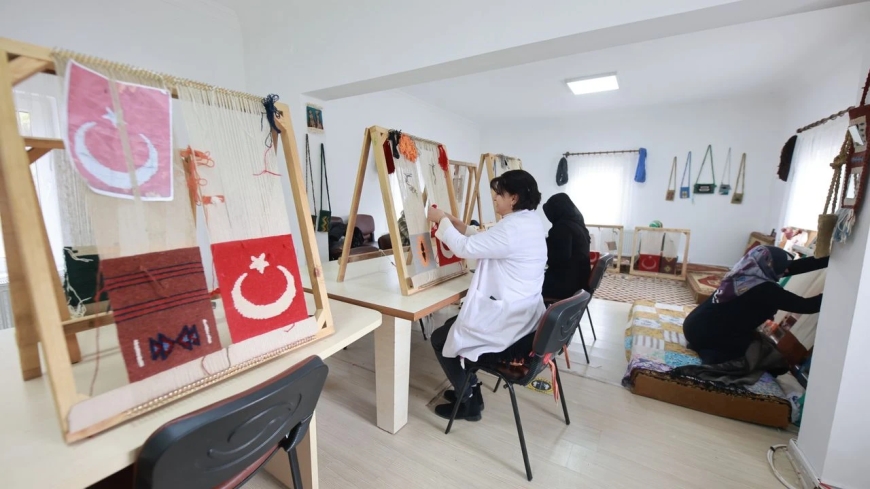 Kadınlar Kök Boya Tekniğiyle Geleneksel Dokuma Yapıyor