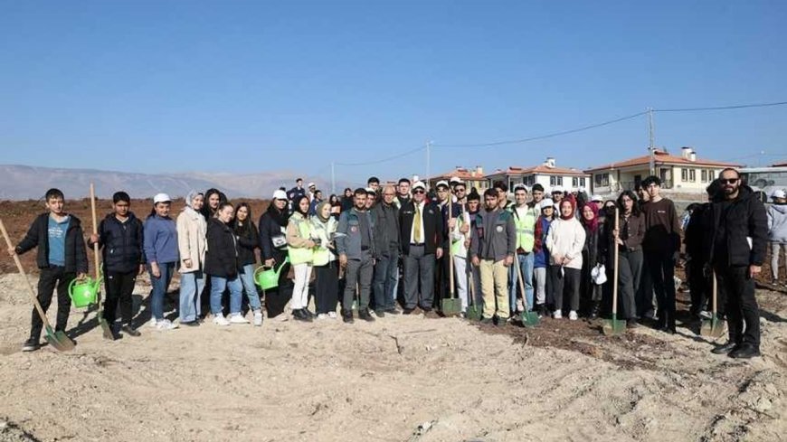 Dulkadiroğlu Belediyesi Deprem Şehitleri Anısına Fidan Dikme Etkinliği Düzenledi