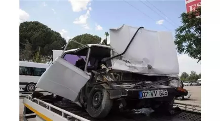 Antalya'da Beton Mikser Otomobile Çarptı: 2 Yaralı