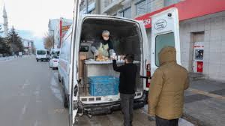 Van’da Soğuk Havalarda Sıcak Çorba İkramı Başladı