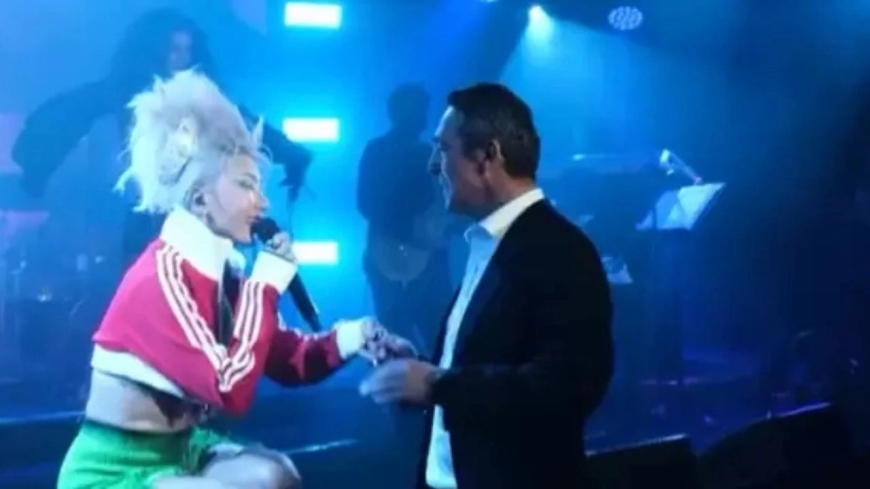 Ali Koç Sahnede: Hande Yener ile Şarkı Söyledi