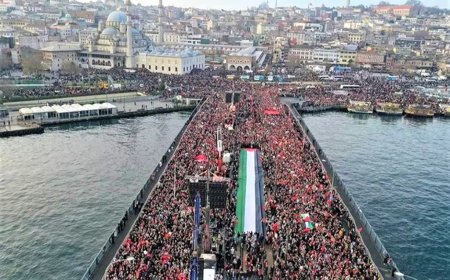 Gazze İçin Yeni Yılın İlk Gününde Binlerce Kişi Galata Köprüsü’nde Buluştu