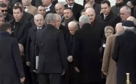 Cenaze Törenine Damga Vuran An: Bahçeli ve Dervişoğlu Tokalaşmadı