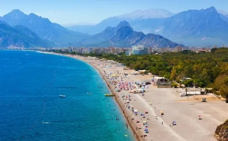 Antalya, 2024'te Turist Rekoru Kırdı! Bakan Ersoy: 'Büyük Başarıya Tanıklık Etmekten Mutluluk Duyuyorum'