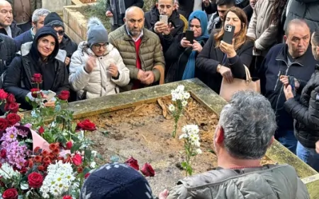 Ferdi Tayfur'un Hayranları Kabrine Akın Etti: 'Onunla Büyüdük'