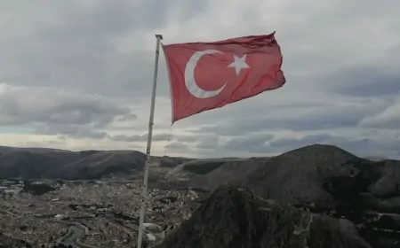 Kızlar Sivrisi’nde Yıpranan Türk Bayrağını Değiştirmek İçin Tırmanan Dağcı Ölü Bulundu