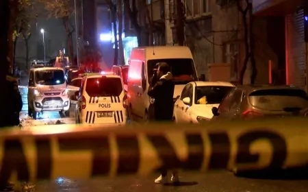 Küçükçekmece’de Silahlı Saldırı: Motosikletli Genç Ağır Yaralandı