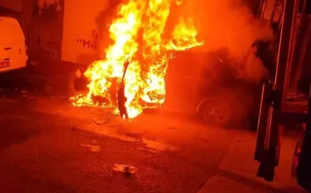 Seyir Halindeyken Yanan Araç, Park Halindeki Başka Araçları da Alevlere Teslim Etti