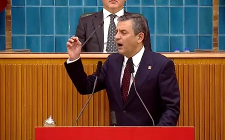 CHP Grup Toplantısında Özgür Özel’den Sert Mesaj: "Kırmızı Kartla Uyarıyoruz!"