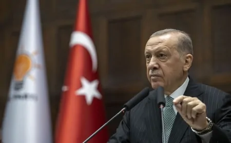 AK Parti Grup Toplantısına Damga Vuran An: Cumhurbaşkanı Erdoğan Şarkı Söyleyen Partiliye Şaşırdı