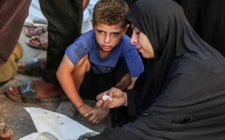 Gazze'de Yürek Yakan Görüntü: 4 Yaşındaki Mona’nın Minik Bedenini Karton Kutuya Koydular