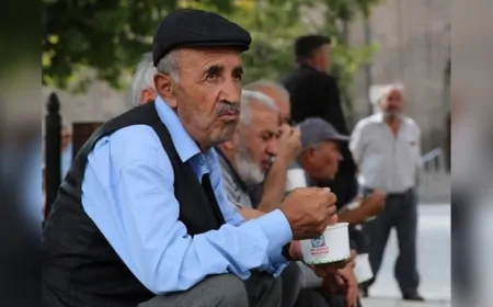 Emekli Zam Farkı Bugün Hesaplarda! Bakan Işıkhan'dan Milyonlara Müjde