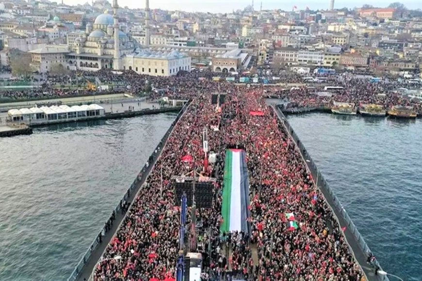 Gazze İçin Yeni Yılın İlk Gününde Binlerce Kişi Galata Köprüsü’nde Buluştu