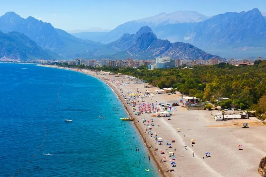 Antalya, 2024'te Turist Rekoru Kırdı! Bakan Ersoy: 'Büyük Başarıya Tanıklık Etmekten Mutluluk Duyuyorum'