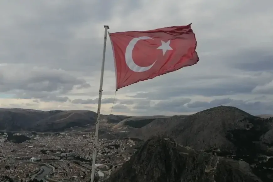 Kızlar Sivrisi’nde Yıpranan Türk Bayrağını Değiştirmek İçin Tırmanan Dağcı Ölü Bulundu