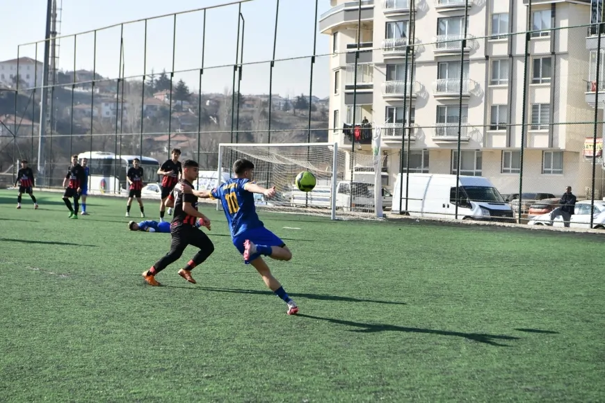 Mamak Belediyesi Futbol Takımı, Karşıyaka İdman Yurdu’nu 2-1 mağlup ederek üst lige çıktı