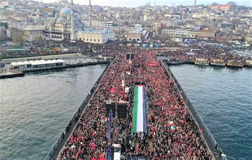 Gazze İçin Yeni Yılın İlk Gününde Binlerce Kişi Galata Köprüsü’nde Buluştu