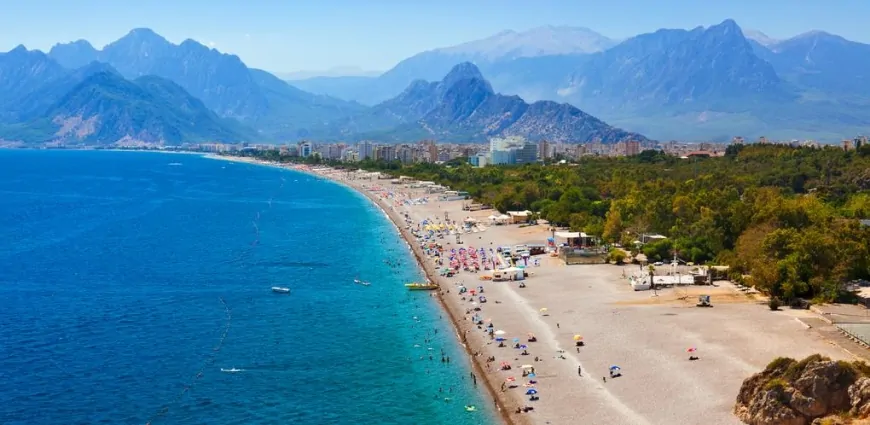 Antalya, 2024'te Turist Rekoru Kırdı! Bakan Ersoy: 'Büyük Başarıya Tanıklık Etmekten Mutluluk Duyuyorum'