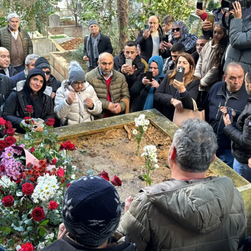 Ferdi Tayfur'un Hayranları Kabrine Akın Etti: 'Onunla Büyüdük'