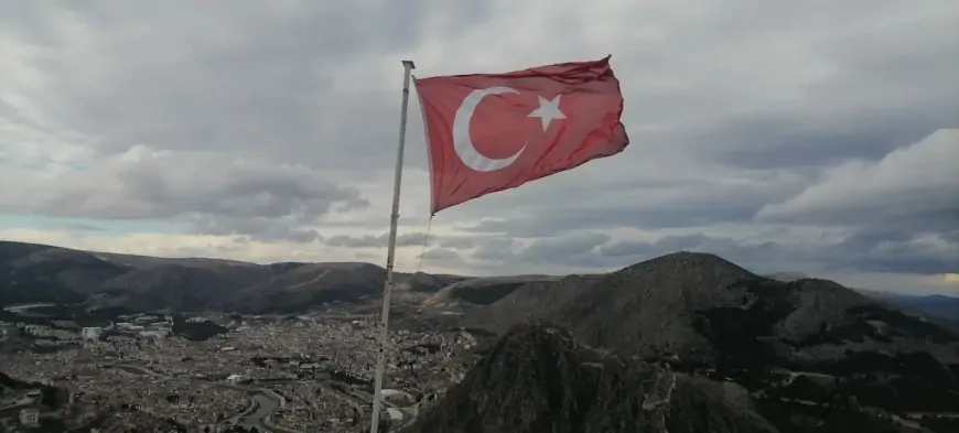 Kızlar Sivrisi’nde Yıpranan Türk Bayrağını Değiştirmek İçin Tırmanan Dağcı Ölü Bulundu