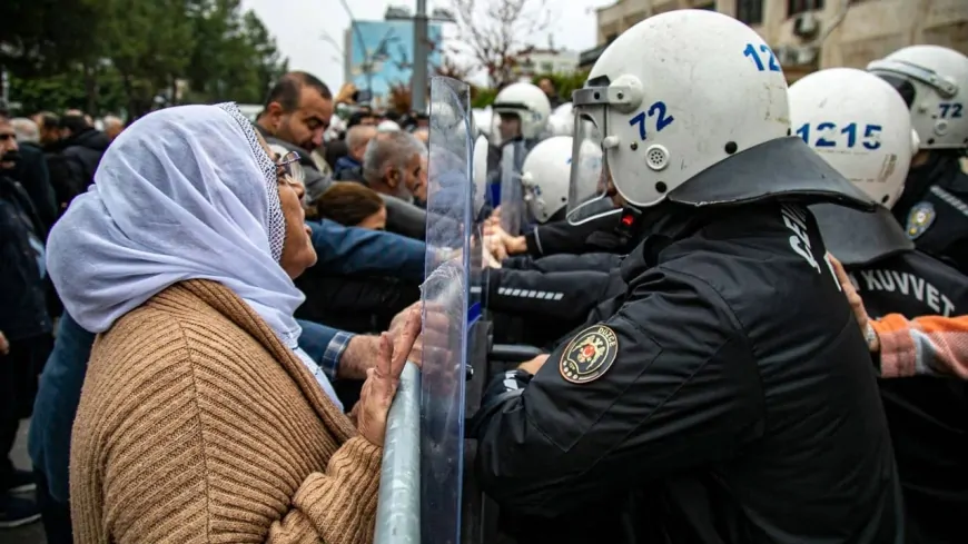 Mersin'de 'Kayyum' Protestosunda Arbede Yaşandı: Eylemler Devam Ediyor