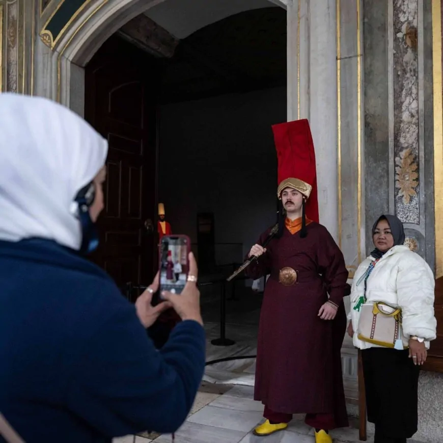 Topkapı Sarayı’nda Jandarmalar 'Silahtar' Kıyafetleriyle Tarihi Canlandırıyor