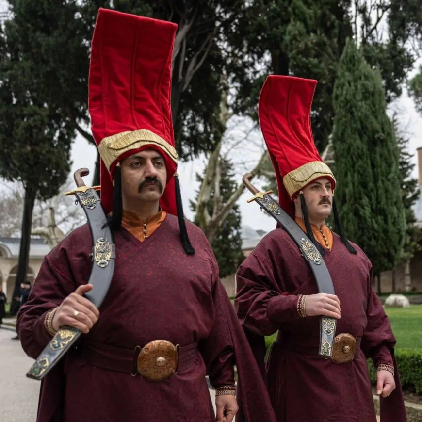 Topkapı Sarayı’nda Jandarmalar 'Silahtar' Kıyafetleriyle Tarihi Canlandırıyor