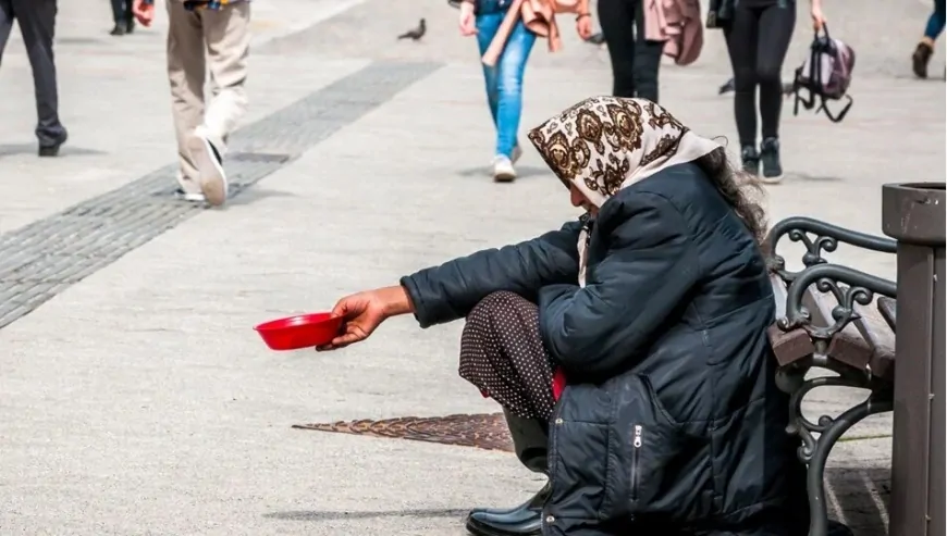 Cami Önünde Dilenen Kadına Suçüstü: 2 Saatte 1.554 TL Topladı