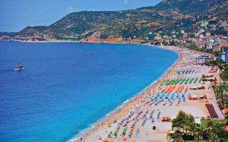 Alanya'da Şubat Sürprizi: Sıcak Hava Plajları Doldurdu!