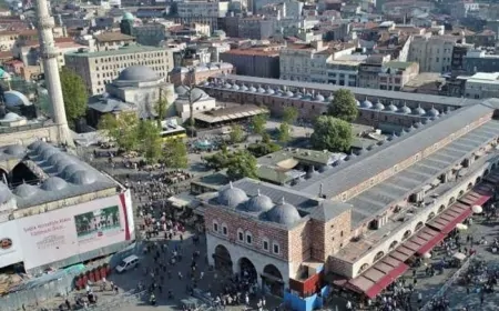 Eminönü'nde 4 katlı binada yangın! Alevler çevreyi tehdit etti