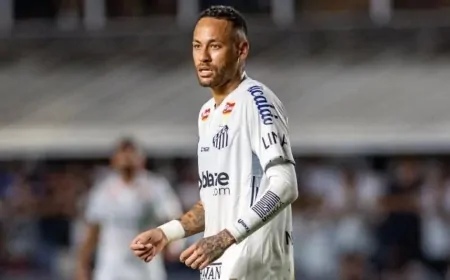 Neymar, 12 yıl sonra Santos formasıyla sahalara döndü