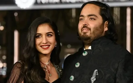 Milyarder Adani'nin oğlu Jeet, şaşalı düğün yerine sade töreni seçti