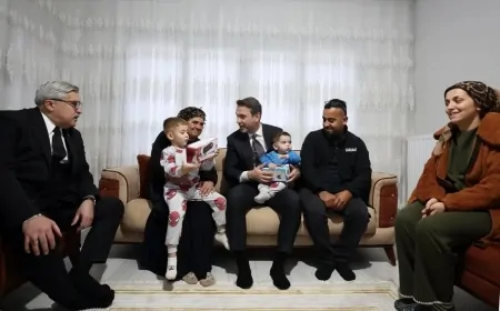 Bakan Bayraktar Kırıkhan'da Depremzede Aileleri Ziyaret Etti: 'Acıyı Paylaştık, Umudu da Paylaşacağız'