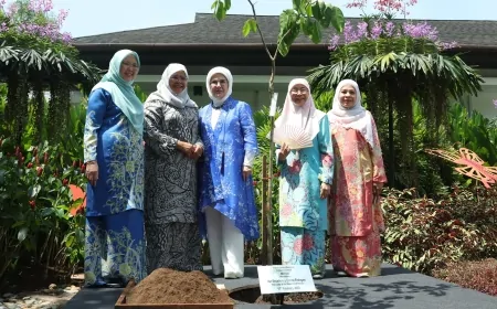 Emine Erdoğan ve Malezya Başbakanı’nın eşi, Kuala Lumpur’da "merbau" ağacı dikti