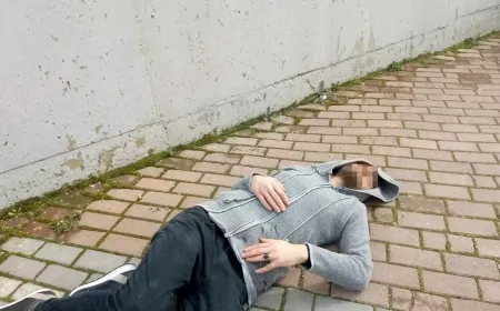 Antalya'da kaldırımda baygın halde bulundu: Polis ve sağlık ekipleri müdahale etti