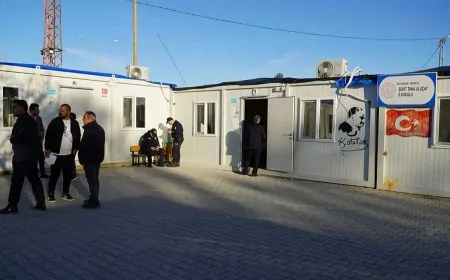 Hatay’da depremzedeler konteynerde, protokole milyonluk anma töreni