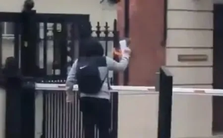 Londra’da Kur'an-ı Kerim’e Saldıran Eylemci, Olayı Görüp Gelen Vatandaş Tarafından Dövüldü