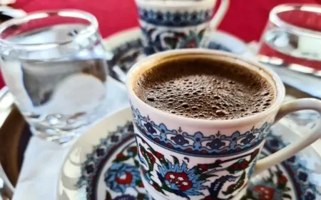 Türk Kahvesinin Yanında Su Neden İkram Edilir? Gerçek Nedeni Şaşırtacak!