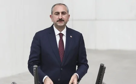 AK Partili Abdulhamit Gül: ‘Parti değişiklikleri yasaldır, milletvekillerine saygı duyulmalı’