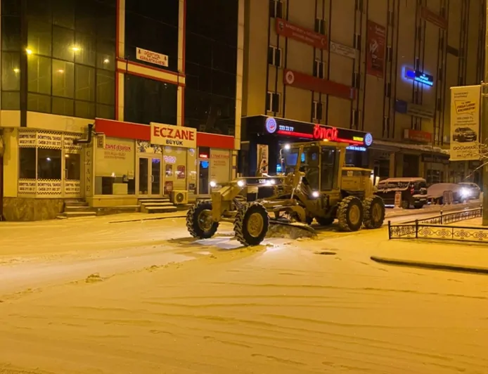 Bayburt’ta Karla Mücadele Çalışmaları Gece Boyunca Devam Etti