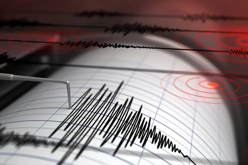 Ege Denizi'nde 4,2 büyüklüğünde deprem! Çevre iller sarsıldı