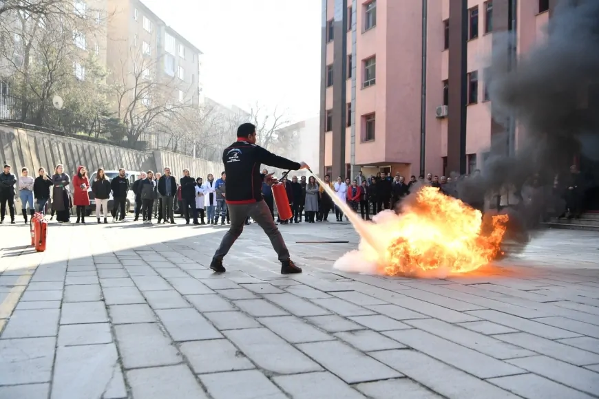 Mamak Belediyesi'nde Personele Yangın Tatbikatı Eğitimi Verildi