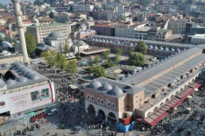 Eminönü'nde 4 katlı binada yangın! Alevler çevreyi tehdit etti