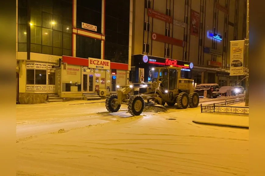 Bayburt’ta Karla Mücadele Çalışmaları Gece Boyunca Devam Etti