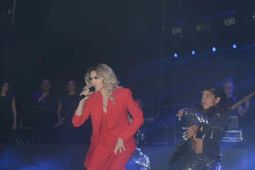 Hadise'nin Bursa konserinde panik! Sahneye atlayan hayranı korkuttu