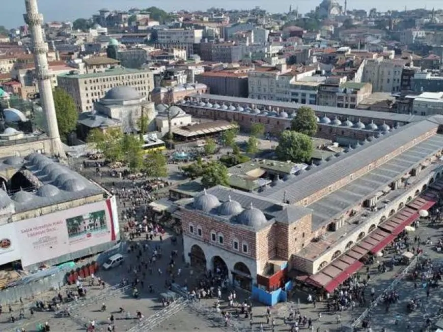 Eminönü'nde 4 katlı binada yangın! Alevler çevreyi tehdit etti