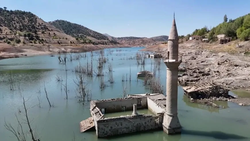 Sivas'ta donan Pusat-Özen Baraj Gölü'nde eski köy kalıntıları ortaya çıktı